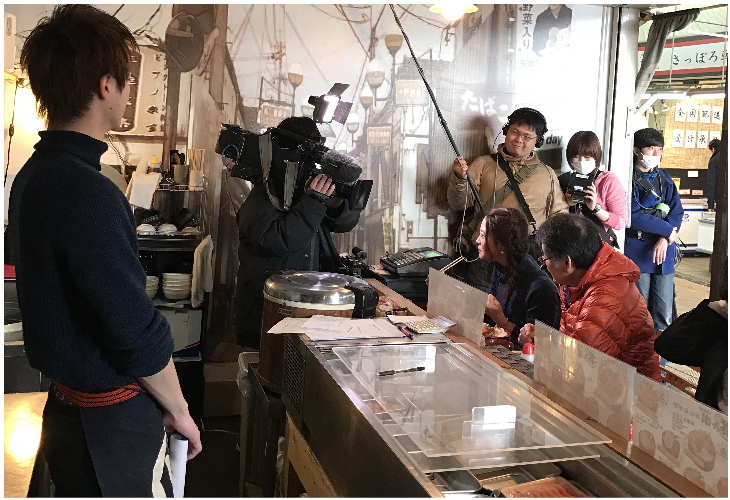 札幌の市場ならではの本格海鮮丼が手軽に楽しめると紹介されました。